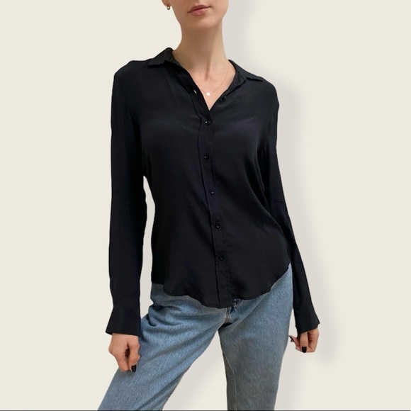 Gorgeous button up blouse by Zara - Picture 2 of 6